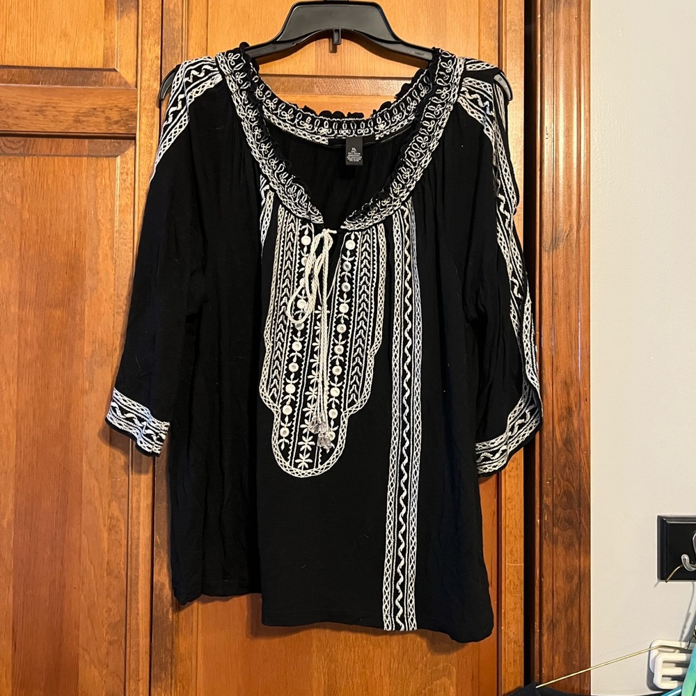 Black and White Cold Shoulder Shirt Blouse Size ZL